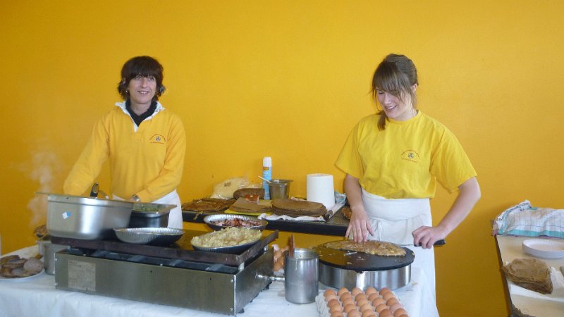 2012-05-13 30 Et Hop On fait sauter les crepes.JPG